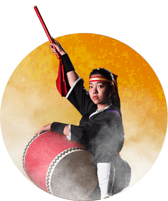 El odaiko se cuelga por el hombro y se utiliza un bachi (palo de madera) para hacerlo sonar.|Este instrumento demuestra la fuerza y potencia propia de los taikos.